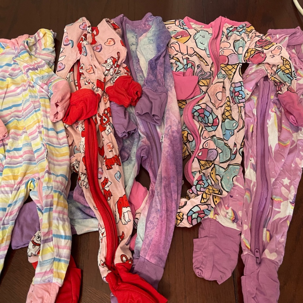 Lot of 5 little sleepies pjs 0-3 months